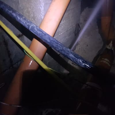 צינורות כתומים וחוטים במערכת אינסטלציה