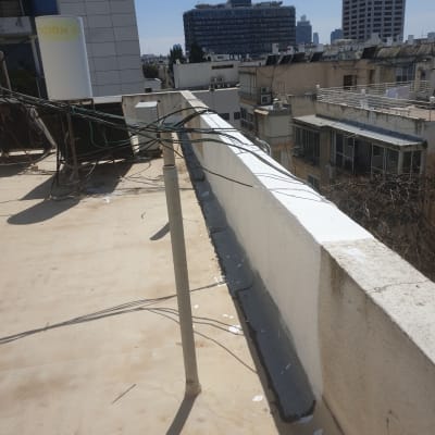 איטום גג עם חומר איטום לאורך הקיר