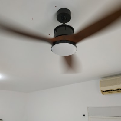 מאוורר תקרה חשמלי מותקן בתקרה לבנה