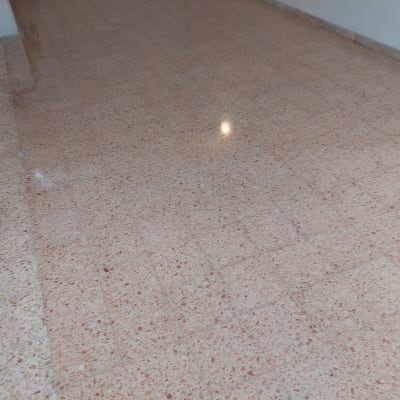 רצפה רטובה לאחר ניקוי עם מים וסבון