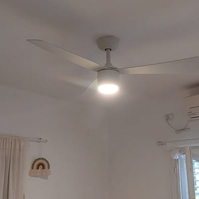 מאוורר תקרה עם תאורה דולקת בחדר