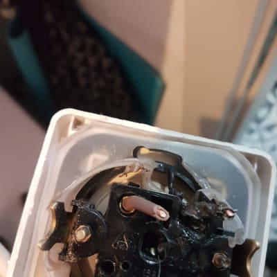 חיבורי חשמל עם חוטים חשופים ומחברים