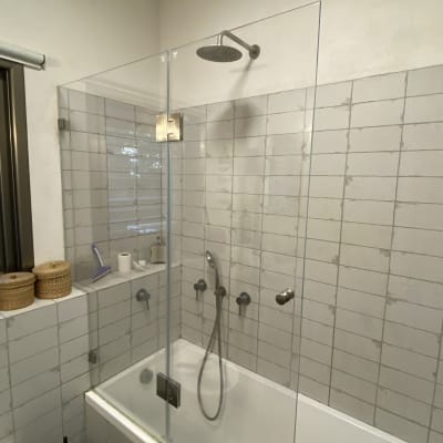 מקלחת עם ראש גשם ודלת זכוכית