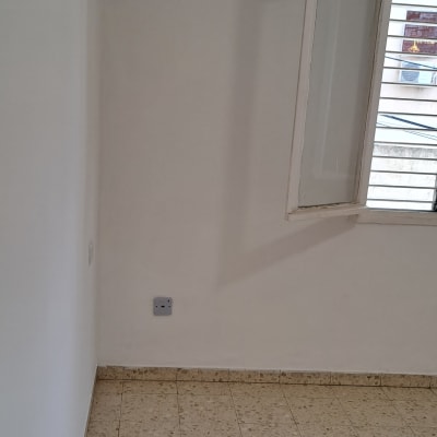 קיר צבוע בלבן עם חלון פתוח