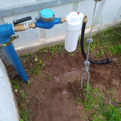 צנרת מים עם מד מים ומסנן חיצוני