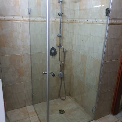 מקלחון זכוכית עם ראש מקלחת מתכתי