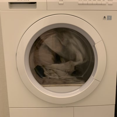 מייבש כביסה עם בגדים בפנים ותצוגה דיגיטלית