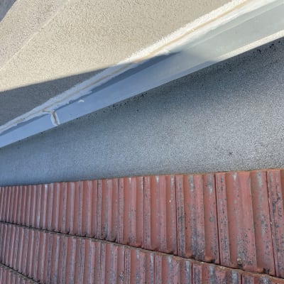 רעפים אדומים על גג עם חיפוי מתכת אפור