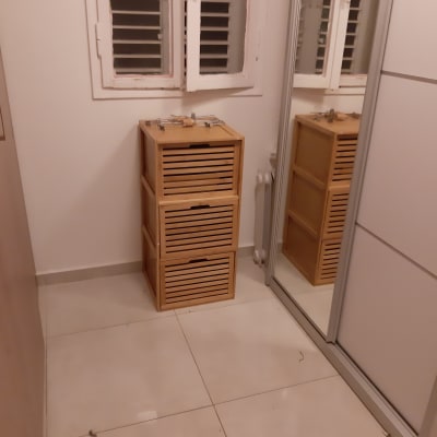 ארגזי עץ עם חריצים ליד ארון מראה