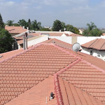 גג רעפים עם איטום לאורך החיבורים