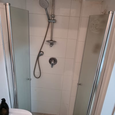 מקלחת עם ראש מקלחת וכיור לבן