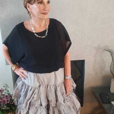 אישה עם שיער קצר ואיפור עדין