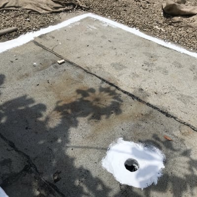 איטום חור ברצפה עם חומר לבן