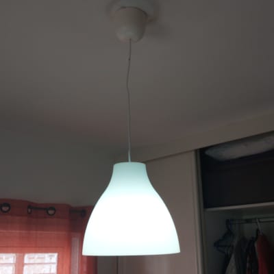 מנורה תלויה מהתקרה עם חוט חשמל