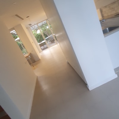 מסדרון עם רצפה נקייה ומטבח עם כיור