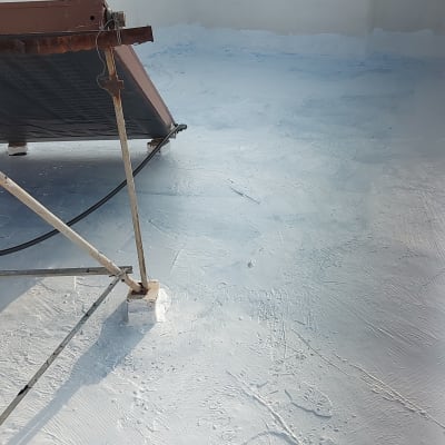 גג אטום בצבע לבן עם לוחות מתכת