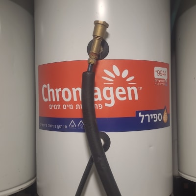 דוד שמש כרומגן עם צינור מחובר