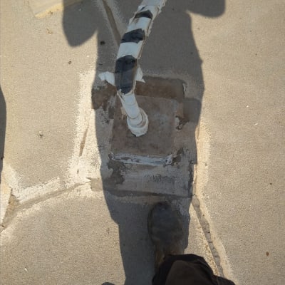 צינור אטום עם סרט דבק שחור ולבן