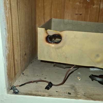 חוטים שרופים ותיבת פלסטיק עם סימני חום