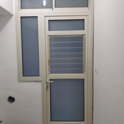 דלת אלומיניום עם חלונות זכוכית חלבית
