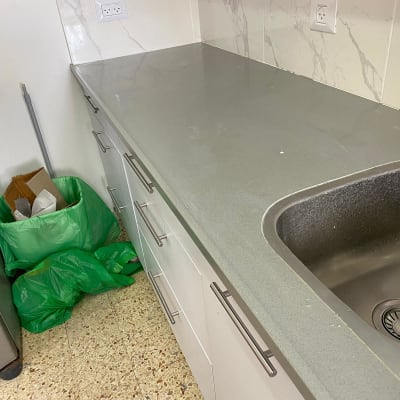 שיש אפור עם כיור נירוסטה במטבח