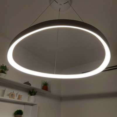 נברשת עגולה תלויה עם תאורה לבנה