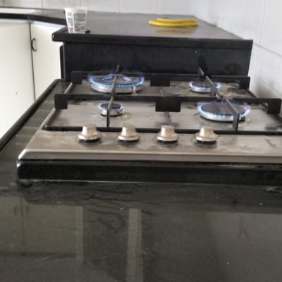כיריים גז עם ארבעה מבערים דולקים במטבח