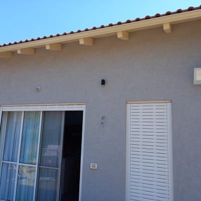 קיר חיצוני עם גופי תאורה ומתג חשמל