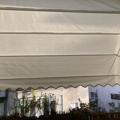 סוכך בד לבן עם קפלים ותפרים גלויים