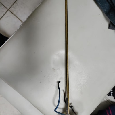 חוטי חשמל מחוברים לתרמוסטט על מוט מתכת