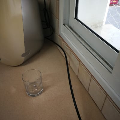 צינור שחור על השיש ליד חלון