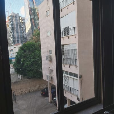 חלון אלומיניום עם מסגרת כהה