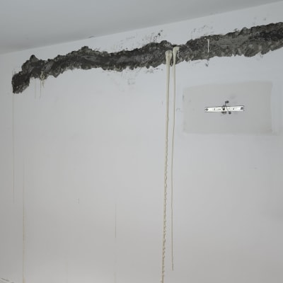 קיר עם חומר איטום נוזל מהתקרה