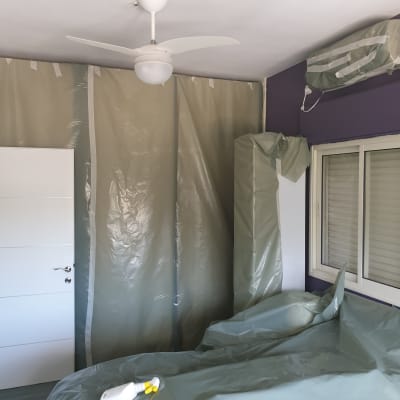 חדר מכוסה ביריעות פלסטיק לאיטום