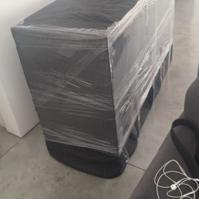 רהיט עטוף בניילון להגנה במהלך מעבר דירה