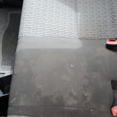 מושב רכב עם כתמים לפני ניקוי