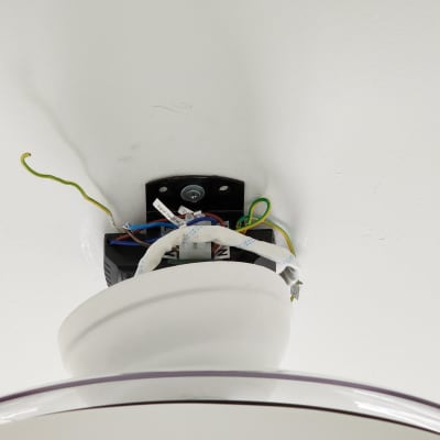 חוטי חשמל מחוברים לתקרה עם תושבת מתכת