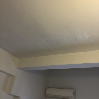 תקרה צבועה בגוון בהיר עם סימני תיקון