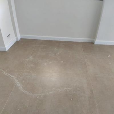 רצפת פרקט עם סימני אבק ולכלוך