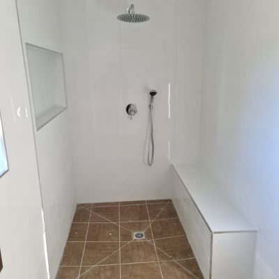 ספסל לישיבה במקלחת