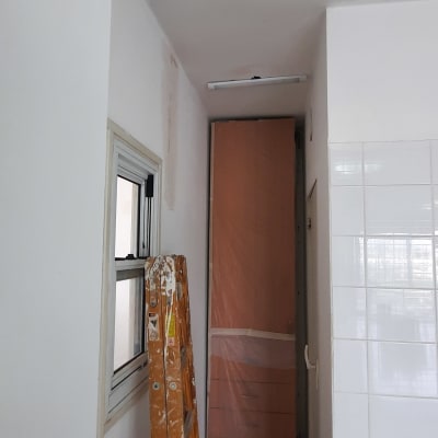 סולם עץ, קיר צבוע, דלת מכוסה בניילון