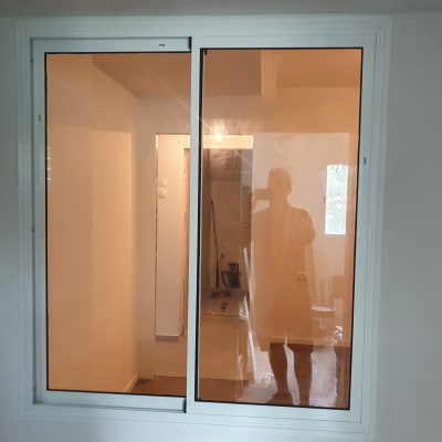 חלון אלומיניום עם מסגרת לבנה