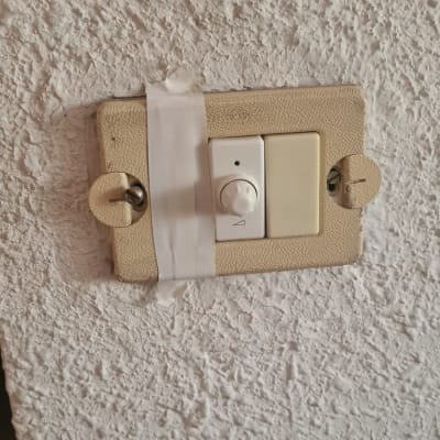 מתג חשמל עם סרט דבק על קיר