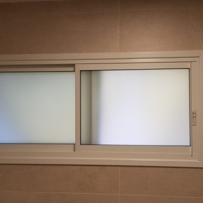 חלון אלומיניום עם זכוכית חלבית