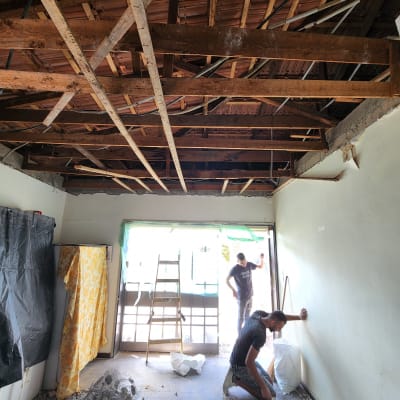 עבודת שיפוץ עם קיר גבס וחומרי בנייה