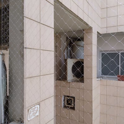 רשת למניעת כניסת יונים על קיר בניין