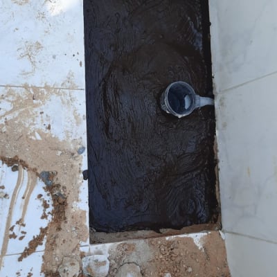 חפירה ברצפה עם בטון וכלי עבודה