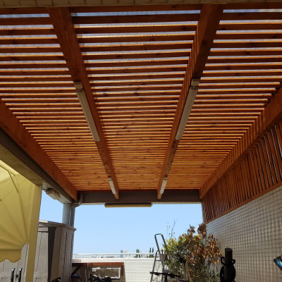 פרגולה מעץ עם קורות עץ ותאורה