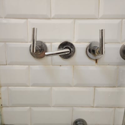 ברזים וכיורים עם צינורות מתכת