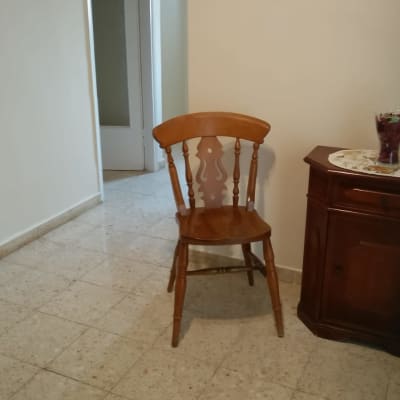 כיסא עץ ליד שידה בחדר ריק